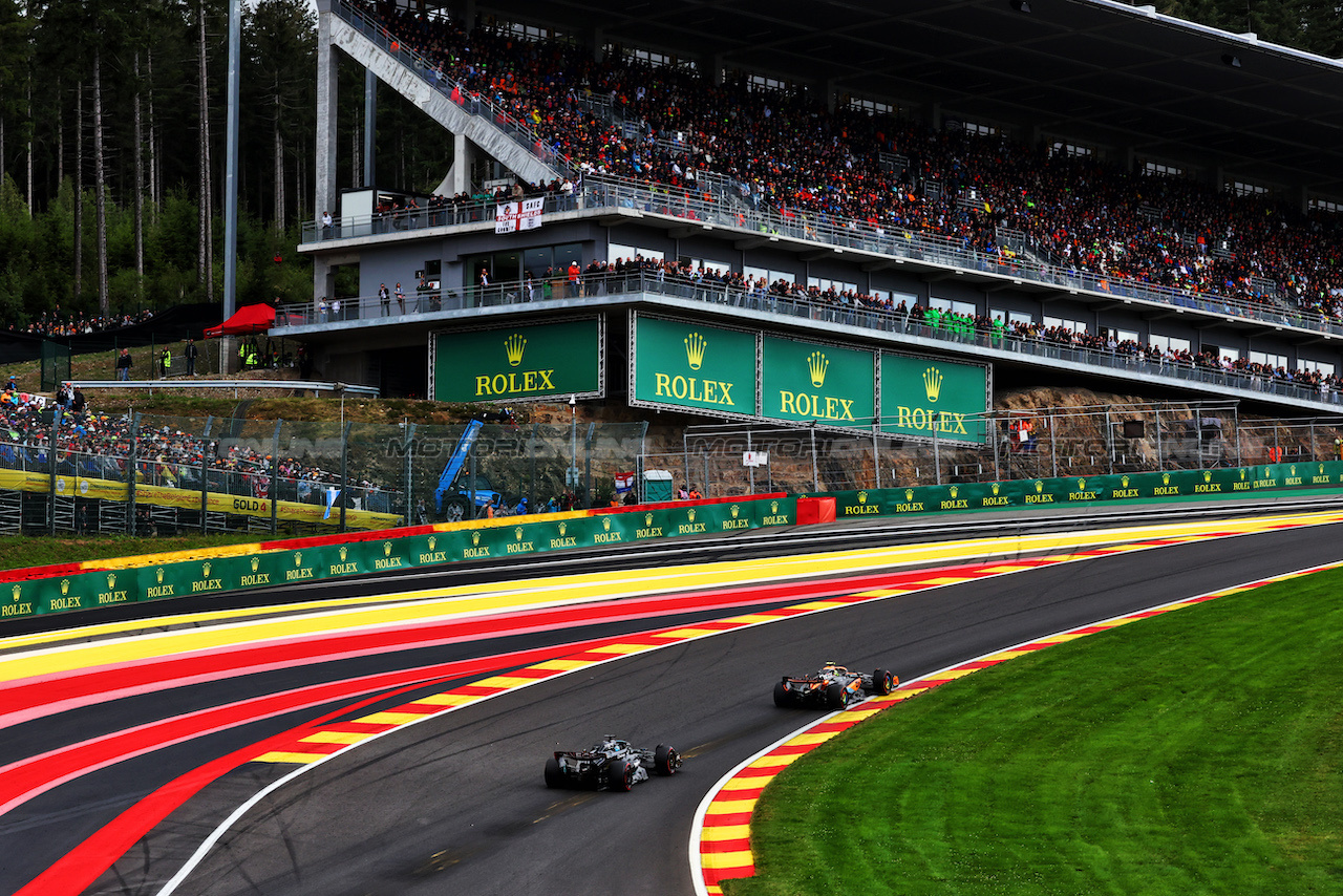 GP BELGIO, Lando Norris (GBR) McLaren MCL60 davanti a George Russell (GBR) Mercedes AMG F1 W14.
30.07.2023. Formula 1 World Championship, Rd 13, Belgian Grand Prix, Spa Francorchamps, Belgium, Gara Day.
 - www.xpbimages.com, EMail: requests@xpbimages.com © Copyright: Coates / XPB Images