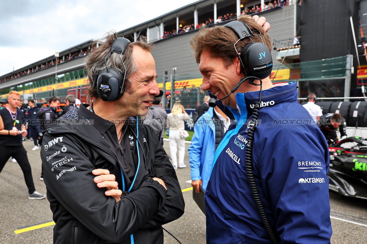 GP BELGIO, (L to R): Ciaron Pilbeam (GBR) Alpine F1 Team Chief Gara Engineer with James Vowles (GBR) Williams Racing Team Principal on the grid.
30.07.2023. Formula 1 World Championship, Rd 13, Belgian Grand Prix, Spa Francorchamps, Belgium, Gara Day.
- www.xpbimages.com, EMail: requests@xpbimages.com © Copyright: Batchelor / XPB Images