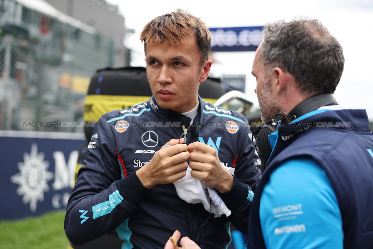 GP BELGIO, Alexander Albon (THA) Williams Racing with James Urwin (GBR) Williams Racing Gara Engineer on the grid.
30.07.2023. Formula 1 World Championship, Rd 13, Belgian Grand Prix, Spa Francorchamps, Belgium, Gara Day.
- www.xpbimages.com, EMail: requests@xpbimages.com © Copyright: Bearne / XPB Images