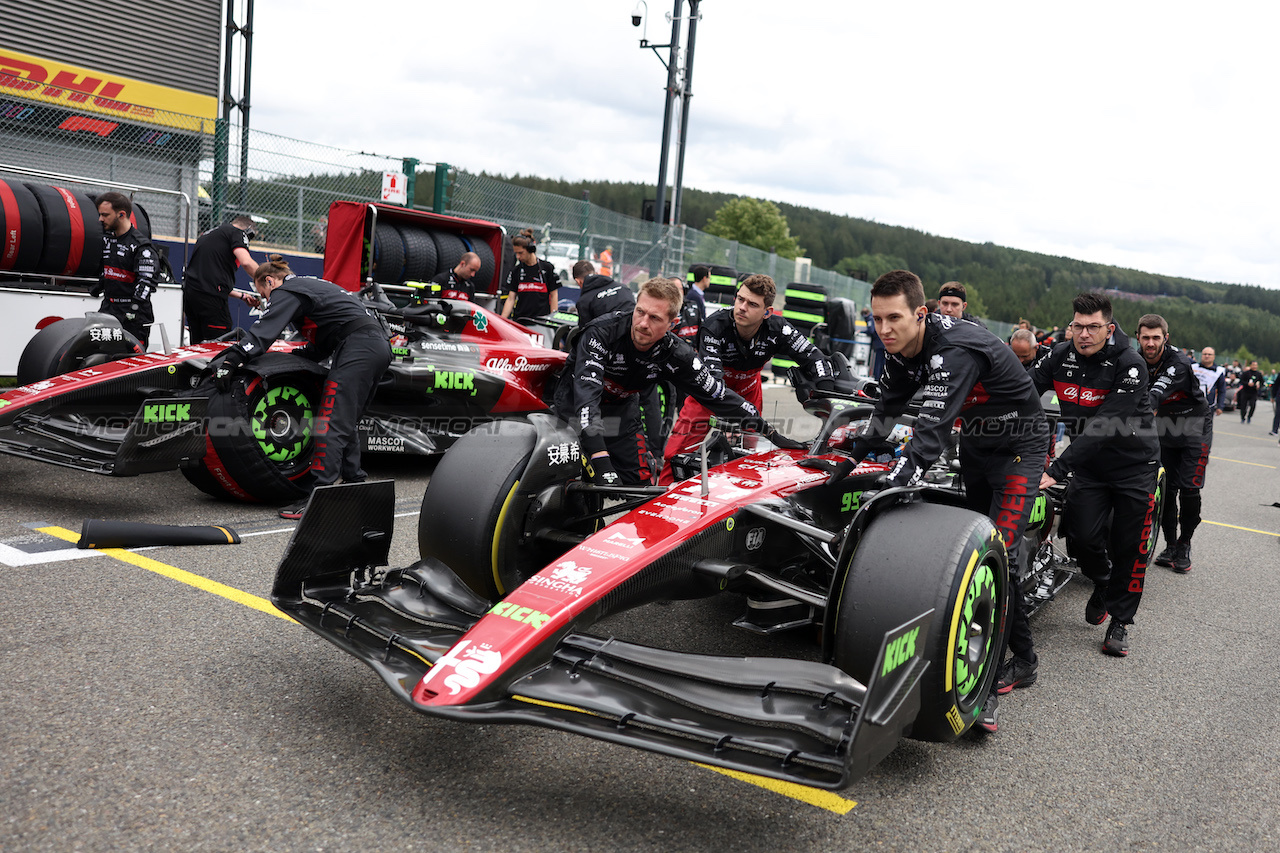 GP BELGIO, Valtteri Bottas (FIN) Alfa Romeo F1 Team C43 e Zhou Guanyu (CHN) Alfa Romeo F1 Team C43 on the grid.
30.07.2023. Formula 1 World Championship, Rd 13, Belgian Grand Prix, Spa Francorchamps, Belgium, Gara Day.
- www.xpbimages.com, EMail: requests@xpbimages.com © Copyright: Bearne / XPB Images