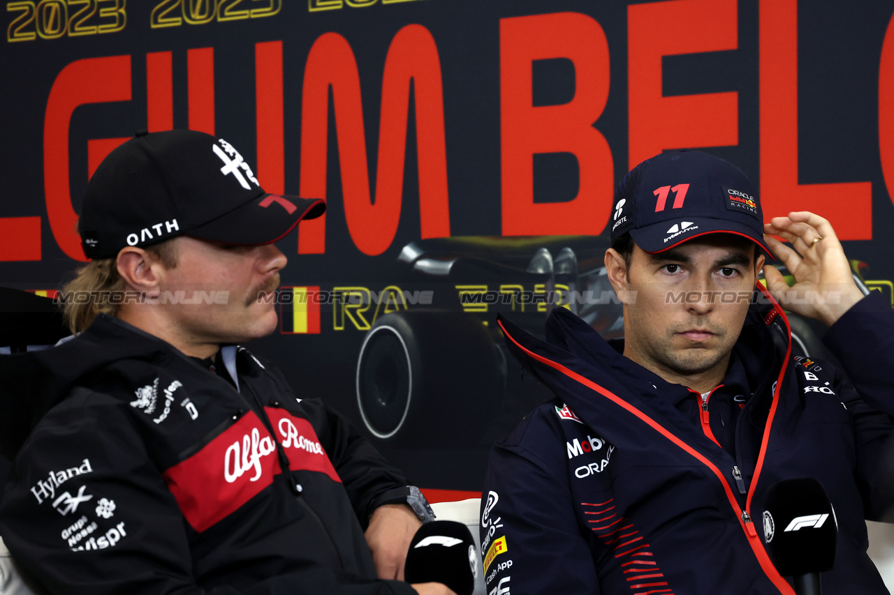 GP BELGIO, Sergio Perez (MEX) Red Bull Racing e Valtteri Bottas (FIN) Alfa Romeo F1 Team in the FIA Press Conference.

27.07.2023. Formula 1 World Championship, Rd 13, Belgian Grand Prix, Spa Francorchamps, Belgium, Preparation Day.

 - www.xpbimages.com, EMail: requests@xpbimages.com © Copyright: Rew / XPB Images