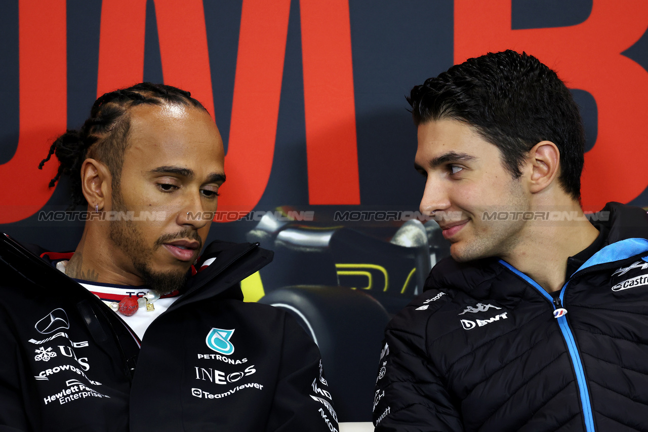 GP BELGIO, (L to R): Lewis Hamilton (GBR) Mercedes AMG F1 e Esteban Ocon (FRA) Alpine F1 Team in the FIA Press Conference.

27.07.2023. Formula 1 World Championship, Rd 13, Belgian Grand Prix, Spa Francorchamps, Belgium, Preparation Day.

 - www.xpbimages.com, EMail: requests@xpbimages.com © Copyright: Rew / XPB Images