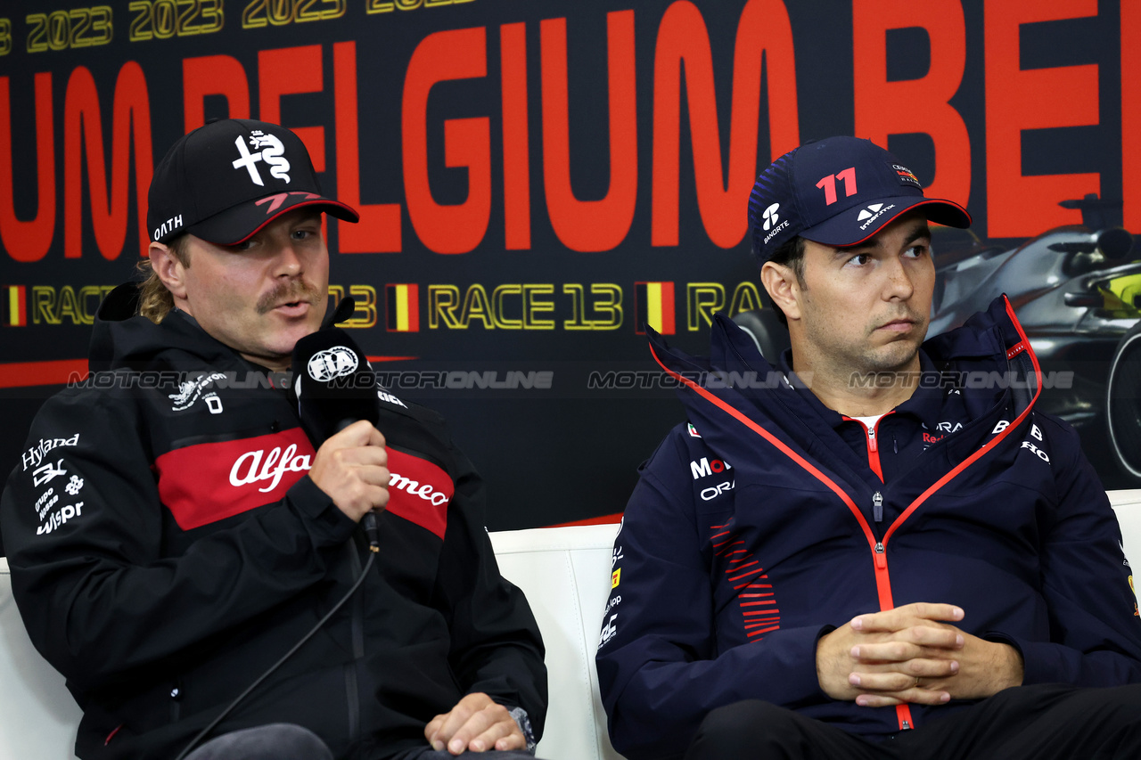 GP BELGIO, (L to R): Valtteri Bottas (FIN) Alfa Romeo F1 Team e Sergio Perez (MEX) Red Bull Racing in the FIA Press Conference.

27.07.2023. Formula 1 World Championship, Rd 13, Belgian Grand Prix, Spa Francorchamps, Belgium, Preparation Day.

 - www.xpbimages.com, EMail: requests@xpbimages.com © Copyright: Rew / XPB Images
