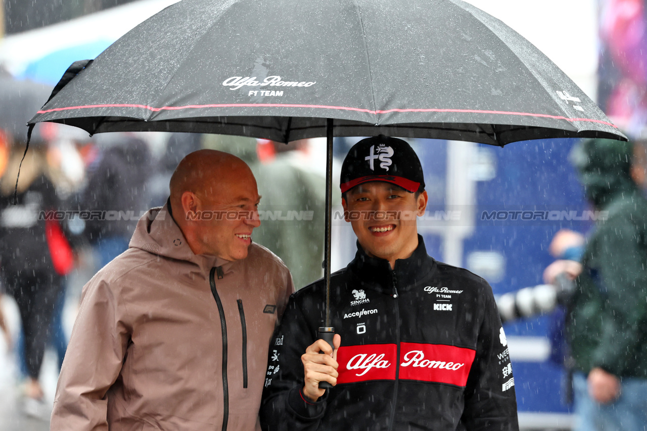 GP BELGIO, (L to R): Mark Arnall (GBR) Personal Trainer with Zhou Guanyu (CHN) Alfa Romeo F1 Team.

27.07.2023. Formula 1 World Championship, Rd 13, Belgian Grand Prix, Spa Francorchamps, Belgium, Preparation Day.

 - www.xpbimages.com, EMail: requests@xpbimages.com © Copyright: Coates / XPB Images