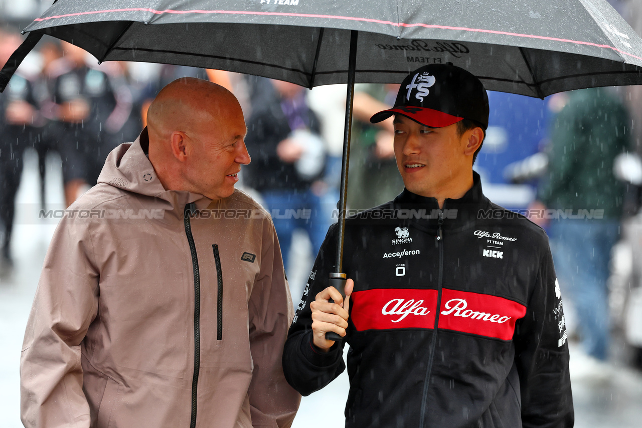 GP BELGIO, (L to R): Mark Arnall (GBR) Personal Trainer with Zhou Guanyu (CHN) Alfa Romeo F1 Team.

27.07.2023. Formula 1 World Championship, Rd 13, Belgian Grand Prix, Spa Francorchamps, Belgium, Preparation Day.

 - www.xpbimages.com, EMail: requests@xpbimages.com © Copyright: Coates / XPB Images