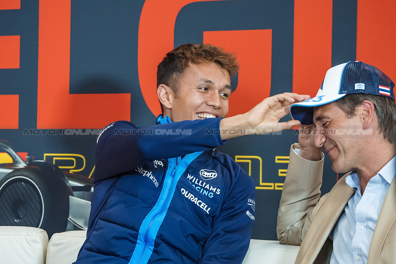 GP BELGIO, (L to R): Alexander Albon (THA) Williams Racing e Tom Clarkson (GBR) Journalist in the FIA Press Conference.

27.07.2023. Formula 1 World Championship, Rd 13, Belgian Grand Prix, Spa Francorchamps, Belgium, Preparation Day.

- www.xpbimages.com, EMail: requests@xpbimages.com © Copyright: Bearne / XPB Images
