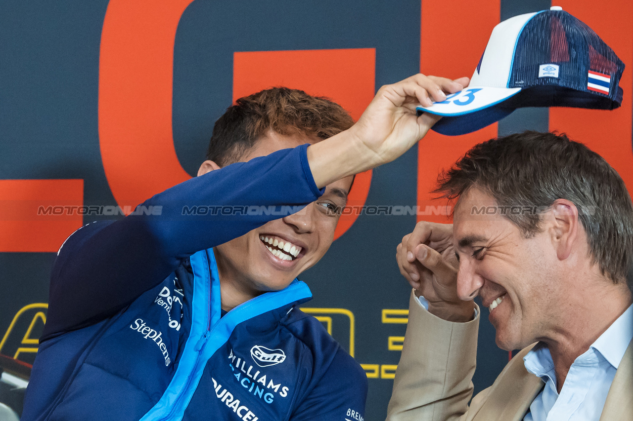 GP BELGIO, (L to R): Alexander Albon (THA) Williams Racing e Tom Clarkson (GBR) Journalist in the FIA Press Conference.

27.07.2023. Formula 1 World Championship, Rd 13, Belgian Grand Prix, Spa Francorchamps, Belgium, Preparation Day.

- www.xpbimages.com, EMail: requests@xpbimages.com © Copyright: Bearne / XPB Images