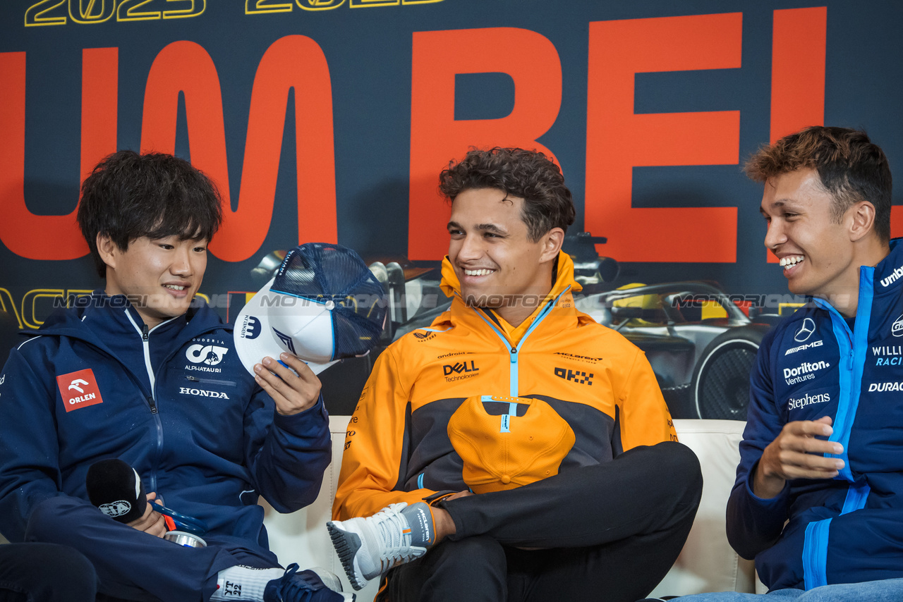 GP BELGIO, (L to R): Yuki Tsunoda (JPN) AlphaTauri; Lando Norris (GBR) McLaren; e Alexander Albon (THA) Williams Racing, in the FIA Press Conference.

27.07.2023. Formula 1 World Championship, Rd 13, Belgian Grand Prix, Spa Francorchamps, Belgium, Preparation Day.

- www.xpbimages.com, EMail: requests@xpbimages.com © Copyright: Bearne / XPB Images