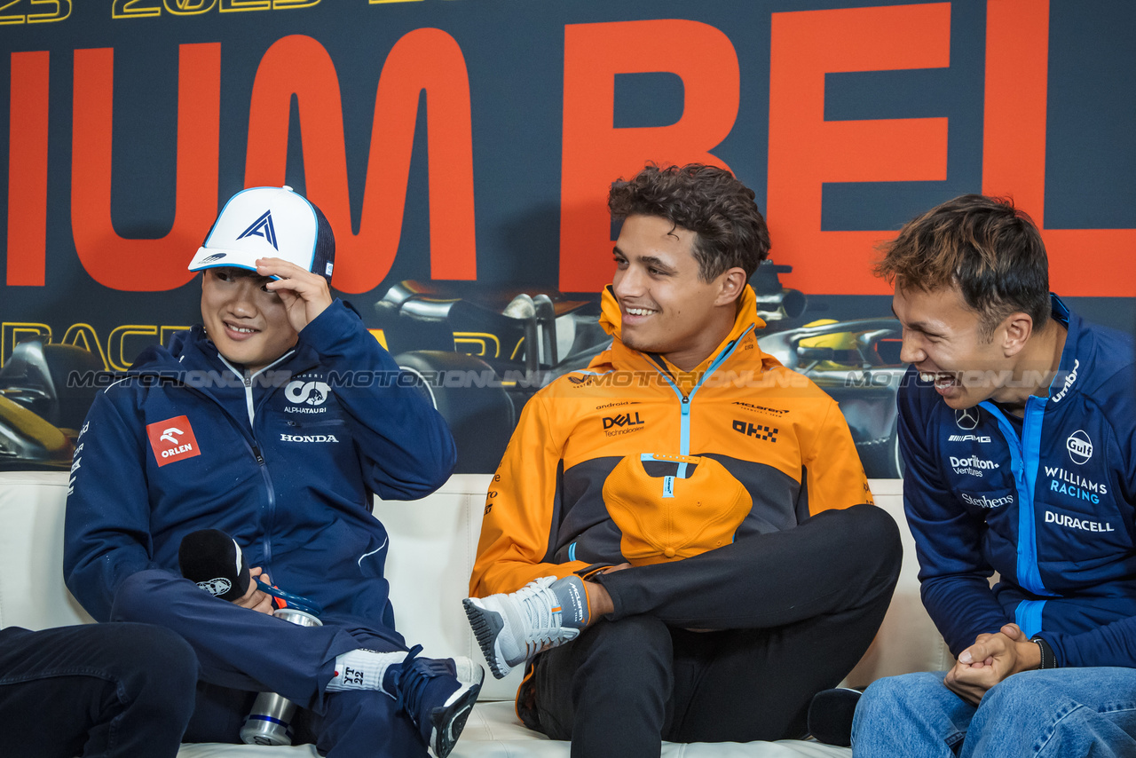 GP BELGIO, (L to R): Yuki Tsunoda (JPN) AlphaTauri; Lando Norris (GBR) McLaren; e Alexander Albon (THA) Williams Racing, in the FIA Press Conference.

27.07.2023. Formula 1 World Championship, Rd 13, Belgian Grand Prix, Spa Francorchamps, Belgium, Preparation Day.

- www.xpbimages.com, EMail: requests@xpbimages.com © Copyright: Bearne / XPB Images