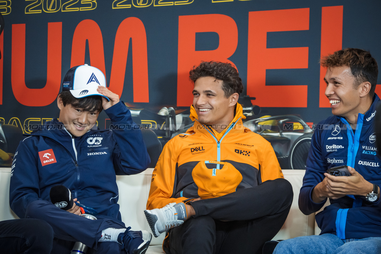 GP BELGIO, (L to R): Yuki Tsunoda (JPN) AlphaTauri; Lando Norris (GBR) McLaren; e Alexander Albon (THA) Williams Racing, in the FIA Press Conference.

27.07.2023. Formula 1 World Championship, Rd 13, Belgian Grand Prix, Spa Francorchamps, Belgium, Preparation Day.

- www.xpbimages.com, EMail: requests@xpbimages.com © Copyright: Bearne / XPB Images