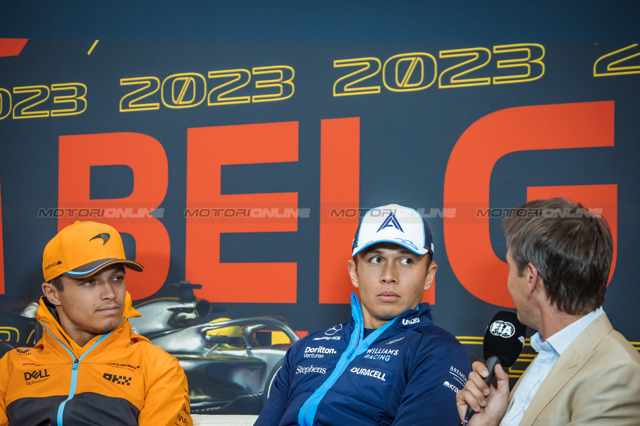 GP BELGIO, (L to R): Lando Norris (GBR) McLaren; Alexander Albon (THA) Williams Racing; e Tom Clarkson (GBR) Journalist in the FIA Press Conference.

27.07.2023. Formula 1 World Championship, Rd 13, Belgian Grand Prix, Spa Francorchamps, Belgium, Preparation Day.

- www.xpbimages.com, EMail: requests@xpbimages.com © Copyright: Bearne / XPB Images