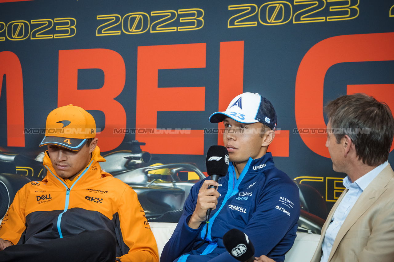 GP BELGIO, (L to R): Lando Norris (GBR) McLaren; Alexander Albon (THA) Williams Racing; e Tom Clarkson (GBR) Journalist in the FIA Press Conference.

27.07.2023. Formula 1 World Championship, Rd 13, Belgian Grand Prix, Spa Francorchamps, Belgium, Preparation Day.

- www.xpbimages.com, EMail: requests@xpbimages.com © Copyright: Bearne / XPB Images
