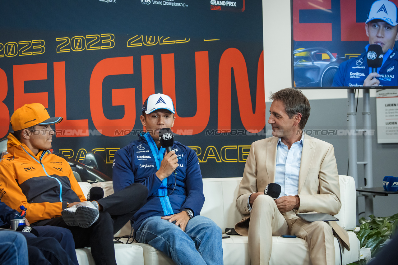 GP BELGIO, (L to R): Lando Norris (GBR) McLaren; Alexander Albon (THA) Williams Racing; e Tom Clarkson (GBR) Journalist in the FIA Press Conference.

27.07.2023. Formula 1 World Championship, Rd 13, Belgian Grand Prix, Spa Francorchamps, Belgium, Preparation Day.

- www.xpbimages.com, EMail: requests@xpbimages.com © Copyright: Bearne / XPB Images