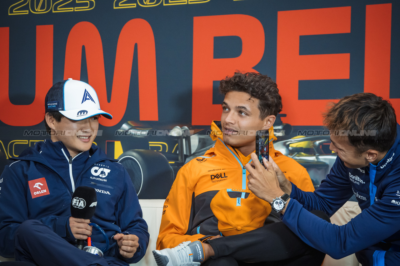 GP BELGIO, (L to R): Yuki Tsunoda (JPN) AlphaTauri; Lando Norris (GBR) McLaren; e Alexander Albon (THA) Williams Racing, in the FIA Press Conference.

27.07.2023. Formula 1 World Championship, Rd 13, Belgian Grand Prix, Spa Francorchamps, Belgium, Preparation Day.

- www.xpbimages.com, EMail: requests@xpbimages.com © Copyright: Bearne / XPB Images