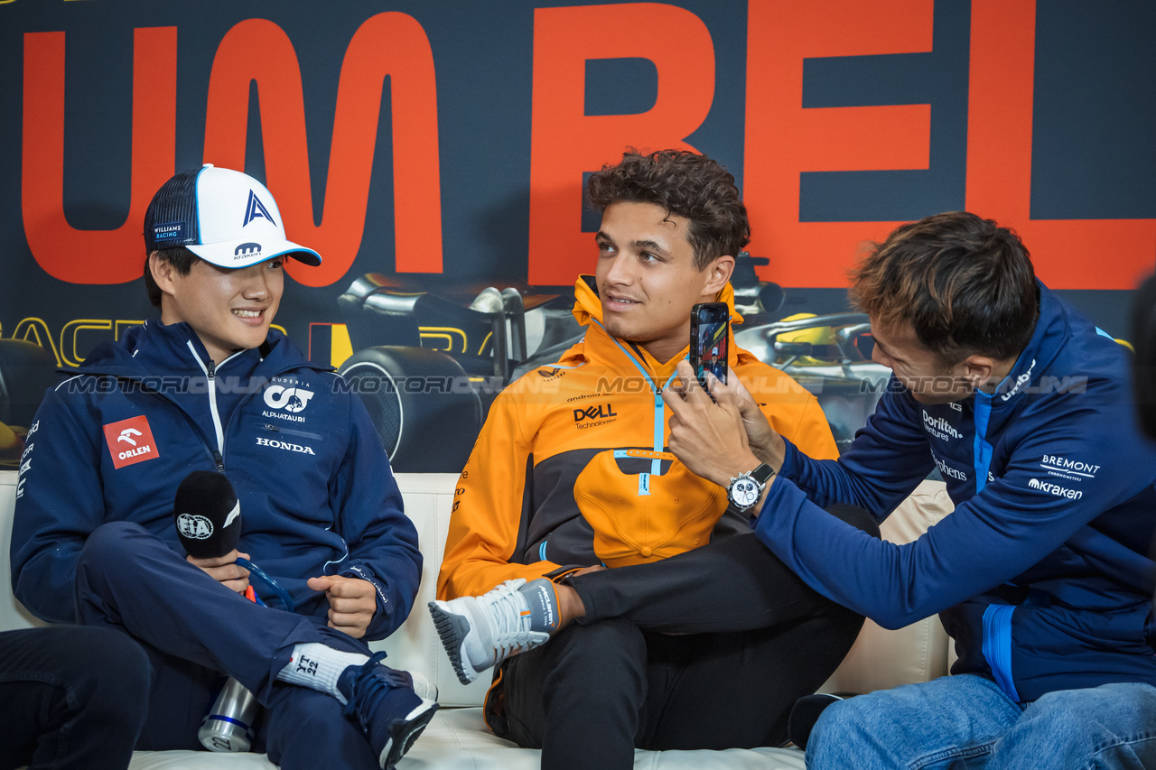 GP BELGIO, (L to R): Yuki Tsunoda (JPN) AlphaTauri; Lando Norris (GBR) McLaren; e Alexander Albon (THA) Williams Racing, in the FIA Press Conference.

27.07.2023. Formula 1 World Championship, Rd 13, Belgian Grand Prix, Spa Francorchamps, Belgium, Preparation Day.

- www.xpbimages.com, EMail: requests@xpbimages.com © Copyright: Bearne / XPB Images