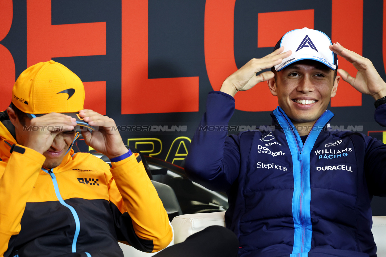 GP BELGIO, (L to R): Lando Norris (GBR) McLaren e Alexander Albon (THA) Williams Racing in the FIA Press Conference.

27.07.2023. Formula 1 World Championship, Rd 13, Belgian Grand Prix, Spa Francorchamps, Belgium, Preparation Day.

 - www.xpbimages.com, EMail: requests@xpbimages.com © Copyright: Rew / XPB Images