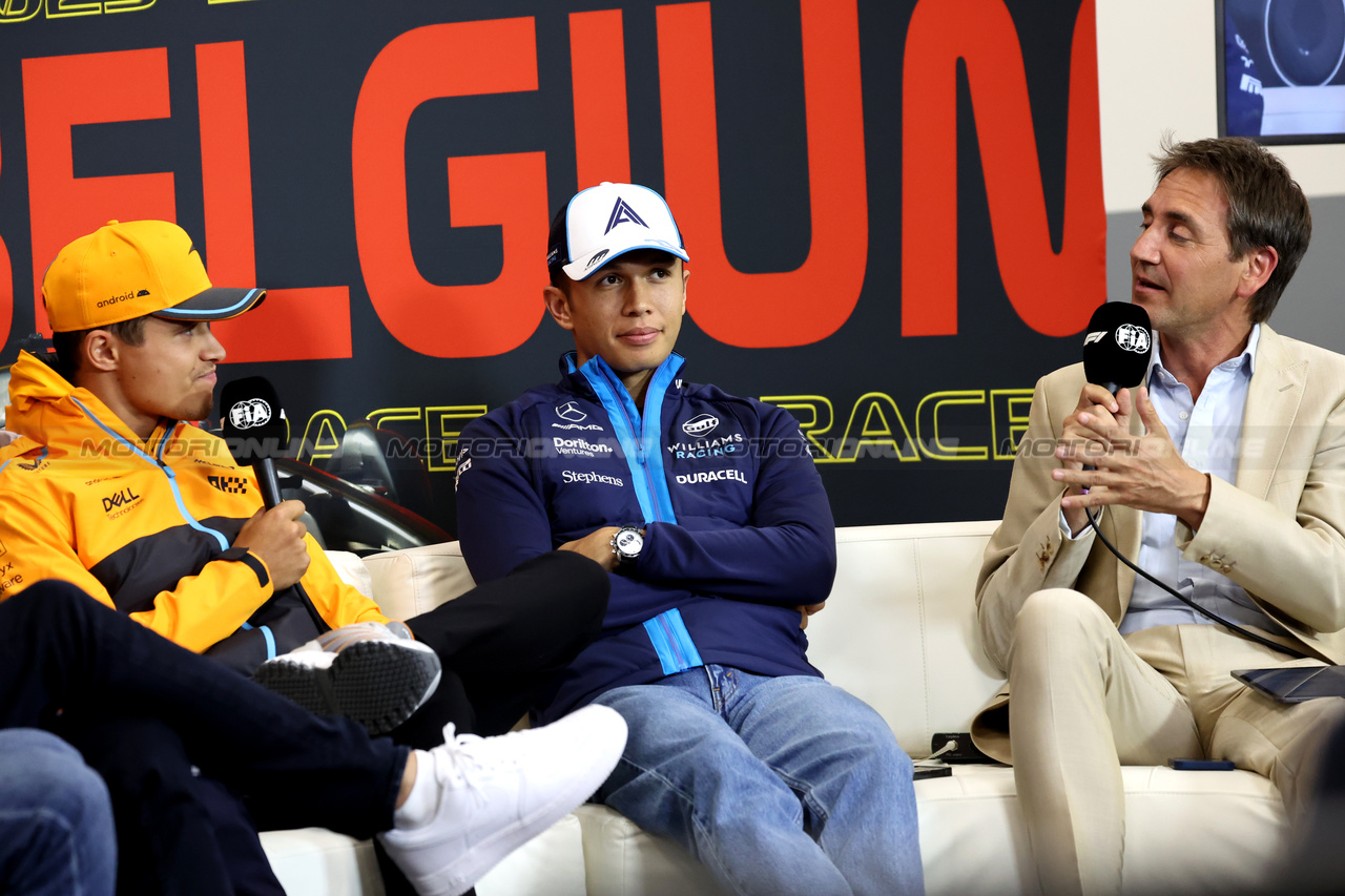 GP BELGIO, (L to R): Lando Norris (GBR) McLaren; Alexander Albon (THA) Williams Racing; e Tom Clarkson (GBR) Journalist in the FIA Press Conference.

27.07.2023. Formula 1 World Championship, Rd 13, Belgian Grand Prix, Spa Francorchamps, Belgium, Preparation Day.

 - www.xpbimages.com, EMail: requests@xpbimages.com © Copyright: Rew / XPB Images