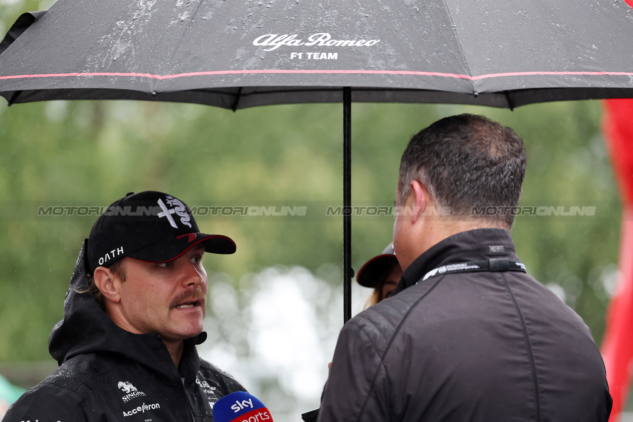 GP BELGIO, Valtteri Bottas (FIN) Alfa Romeo F1 Team with Ted Kravitz (GBR) Sky Sports Pitlane Reporter.

27.07.2023. Formula 1 World Championship, Rd 13, Belgian Grand Prix, Spa Francorchamps, Belgium, Preparation Day.

 - www.xpbimages.com, EMail: requests@xpbimages.com © Copyright: Rew / XPB Images