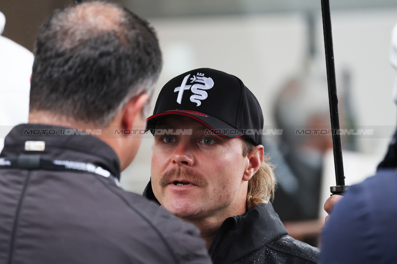 GP BELGIO, Valtteri Bottas (FIN) Alfa Romeo F1 Team with Ted Kravitz (GBR) Sky Sports Pitlane Reporter.

27.07.2023. Formula 1 World Championship, Rd 13, Belgian Grand Prix, Spa Francorchamps, Belgium, Preparation Day.

 - www.xpbimages.com, EMail: requests@xpbimages.com © Copyright: Rew / XPB Images