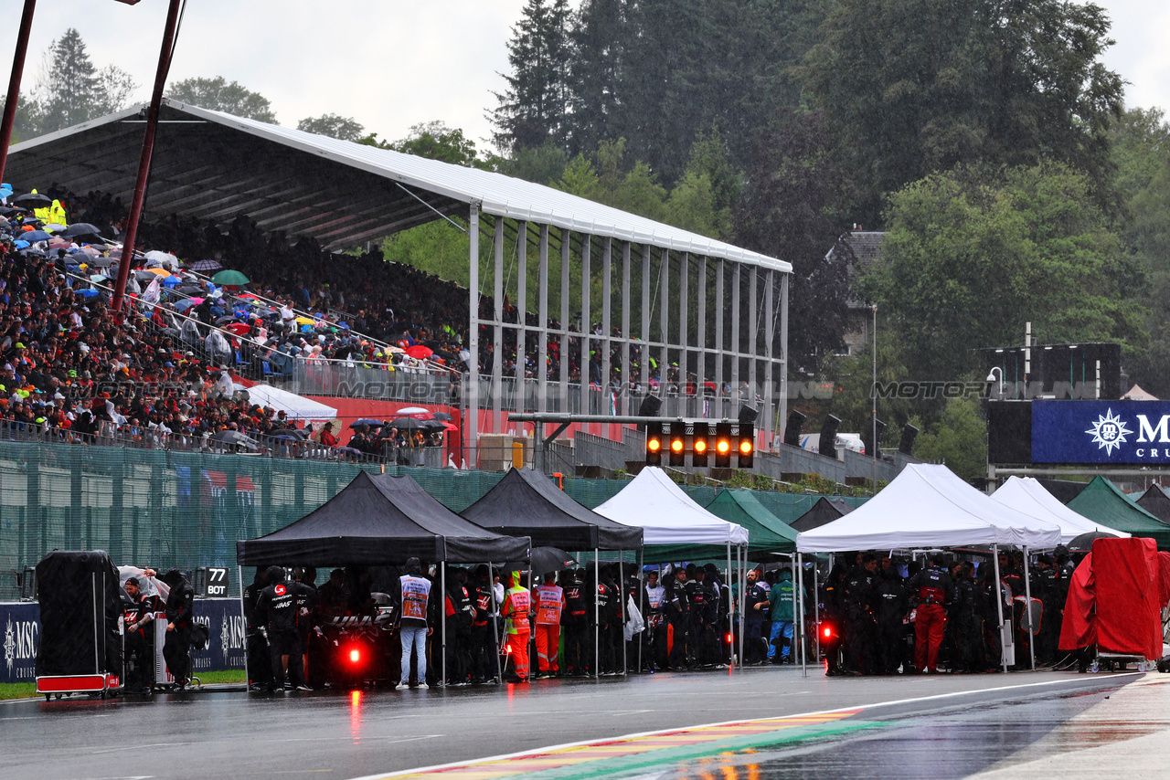 GP BELGIO, The gridw delayed by rain.

29.07.2023. Formula 1 World Championship, Rd 13, Belgian Grand Prix, Spa Francorchamps, Belgium, Sprint Day.

- www.xpbimages.com, EMail: requests@xpbimages.com © Copyright: Batchelor / XPB Images