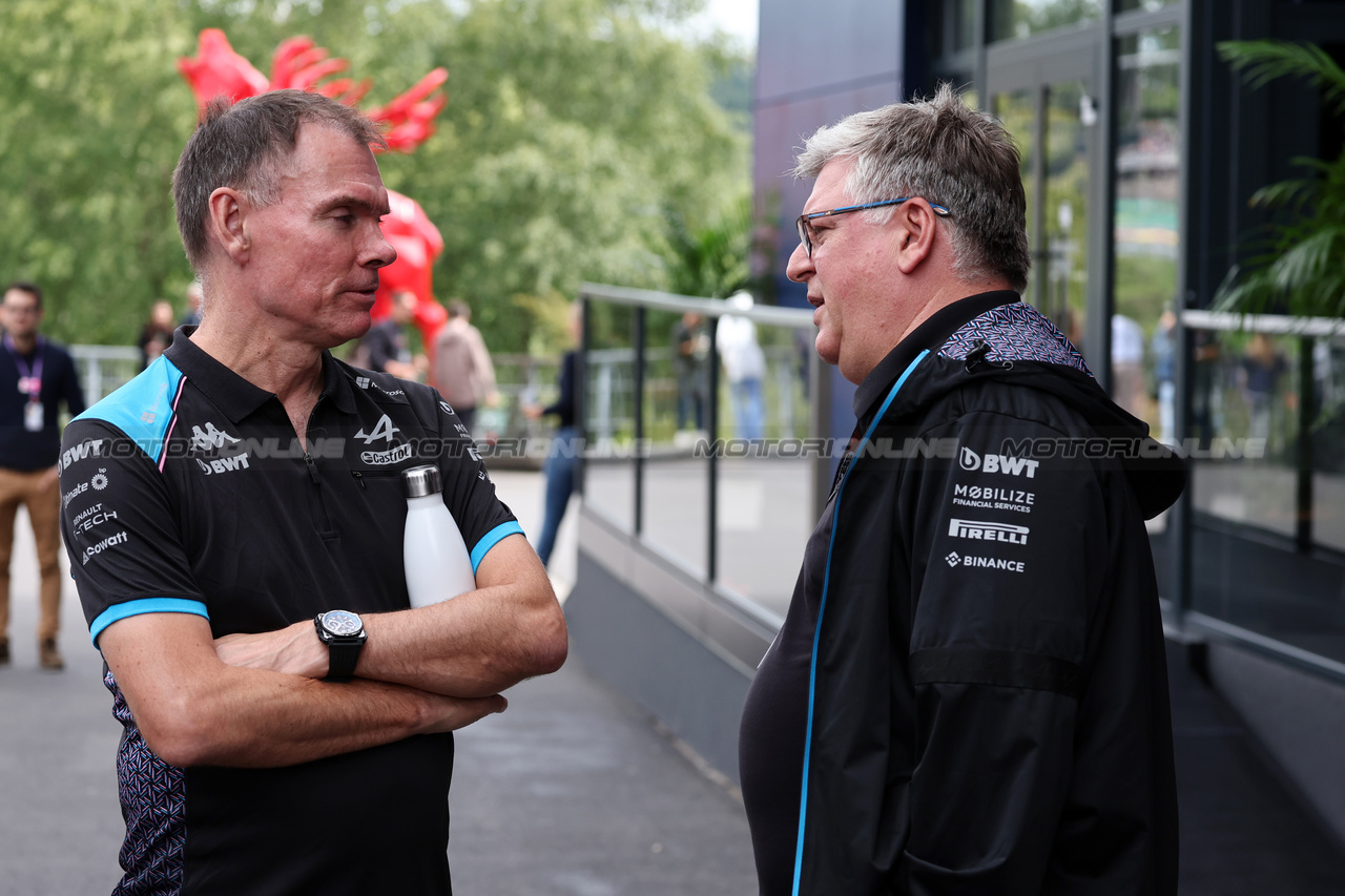 GP BELGIO, (L to R): Alan Permane (GBR) Alpine F1 Team Trackside Operations Director with Otmar Szafnauer (USA) Alpine F1 Team, Team Principal.

29.07.2023. Formula 1 World Championship, Rd 13, Belgian Grand Prix, Spa Francorchamps, Belgium, Sprint Day.

- www.xpbimages.com, EMail: requests@xpbimages.com © Copyright: Moy / XPB Images