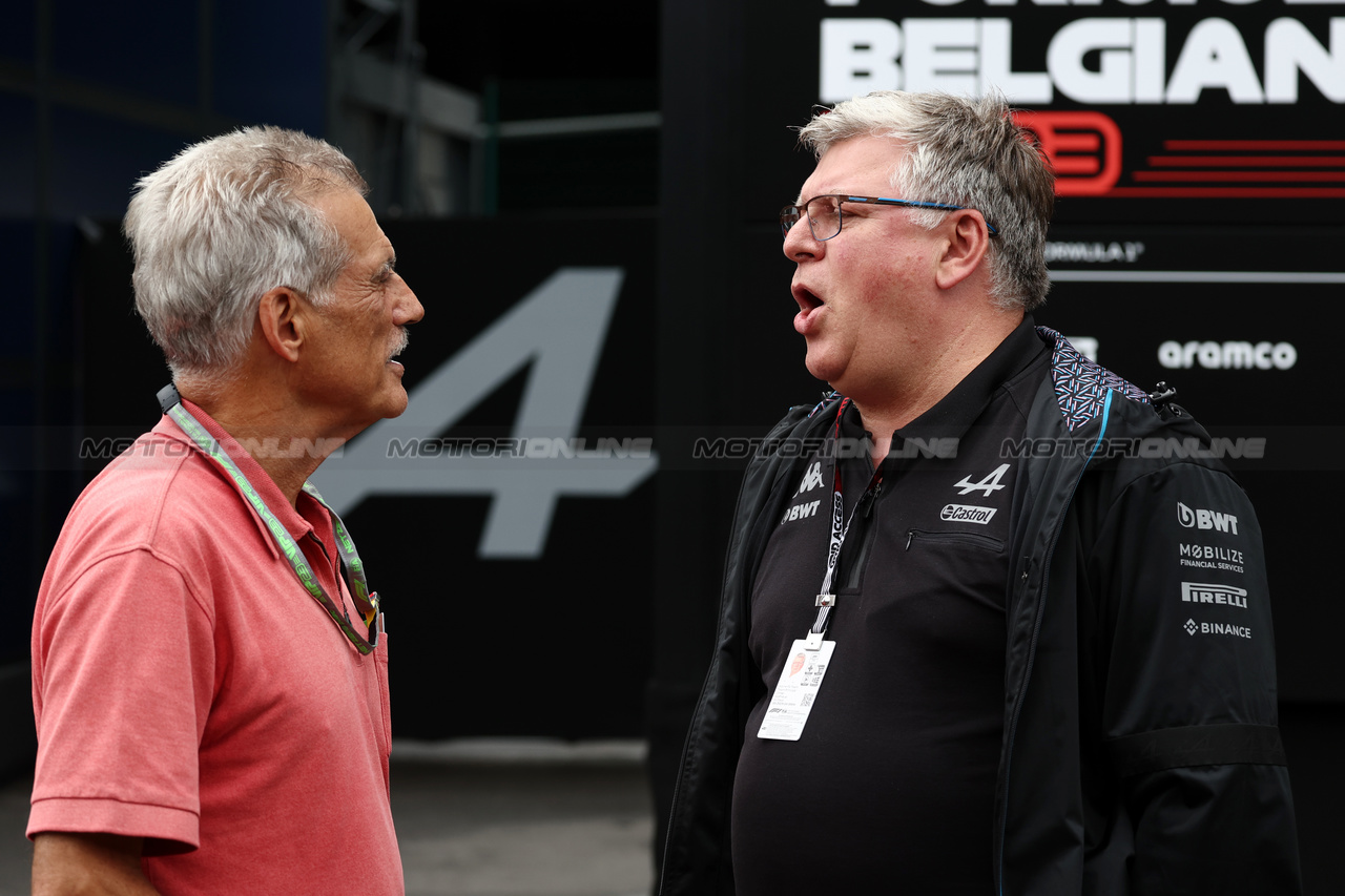 GP BELGIO, (L to R): Dr Mario Theissen (GER) with Otmar Szafnauer (USA) Alpine F1 Team, Team Principal.

29.07.2023. Formula 1 World Championship, Rd 13, Belgian Grand Prix, Spa Francorchamps, Belgium, Sprint Day.

- www.xpbimages.com, EMail: requests@xpbimages.com © Copyright: Moy / XPB Images