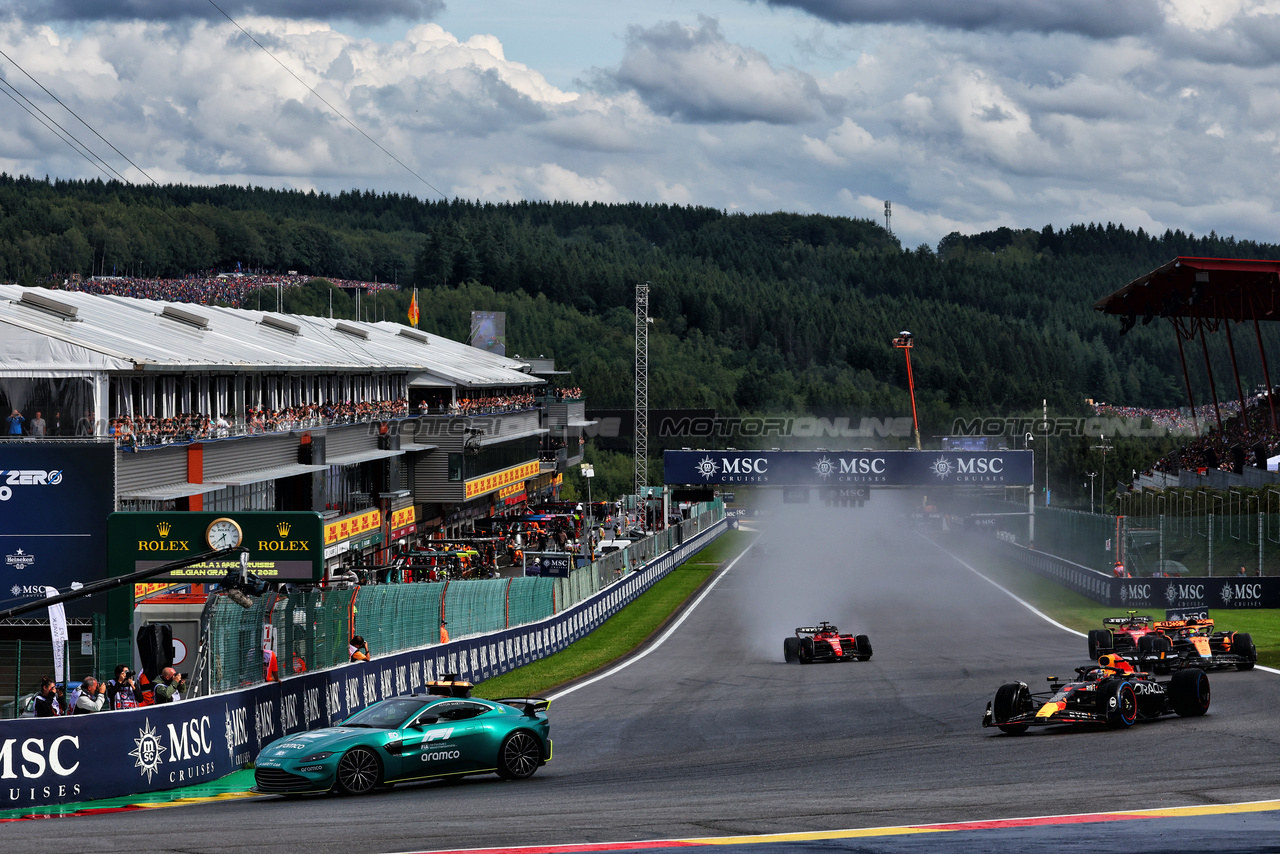 GP BELGIO, Max Verstappen (NLD) Red Bull Racing RB19 davanti a behind the Aston Martin FIA Safety Car.

29.07.2023. Formula 1 World Championship, Rd 13, Belgian Grand Prix, Spa Francorchamps, Belgium, Sprint Day.

 - www.xpbimages.com, EMail: requests@xpbimages.com © Copyright: Coates / XPB Images