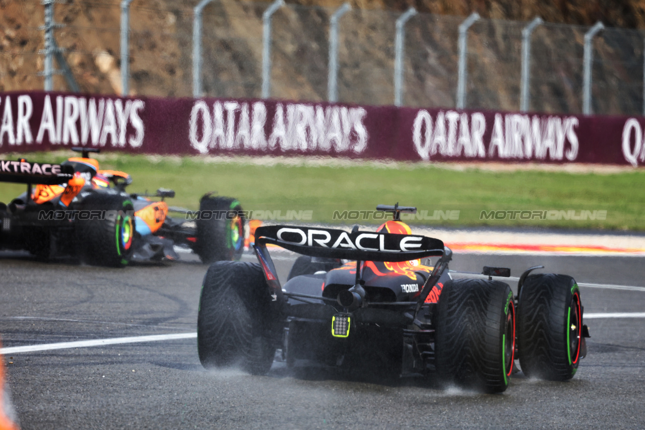 GP BELGIO, Max Verstappen (NLD) Red Bull Racing RB19 leaves the pits behind Oscar Piastri (AUS) McLaren MCL60.

29.07.2023. Formula 1 World Championship, Rd 13, Belgian Grand Prix, Spa Francorchamps, Belgium, Sprint Day.

- www.xpbimages.com, EMail: requests@xpbimages.com © Copyright: Bearne / XPB Images