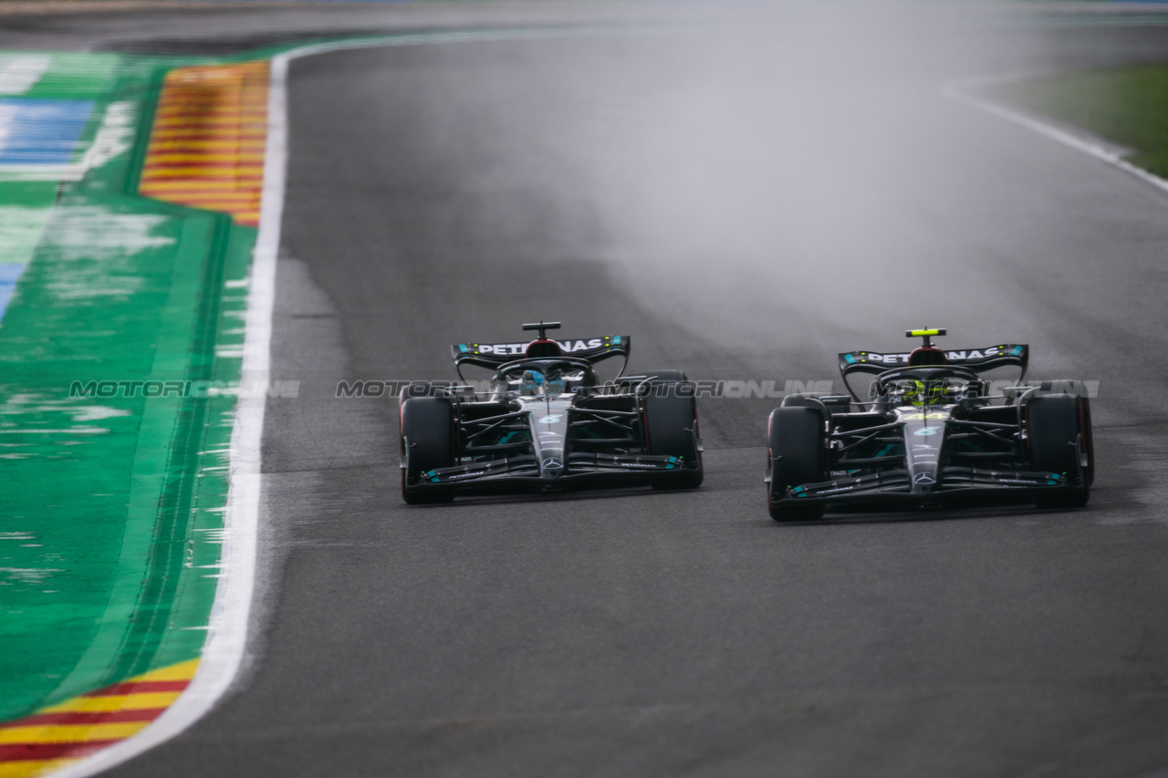 GP BELGIO, Lewis Hamilton (GBR) Mercedes AMG F1 W14 e team mate George Russell (GBR) Mercedes AMG F1 W14.

29.07.2023. Formula 1 World Championship, Rd 13, Belgian Grand Prix, Spa Francorchamps, Belgium, Sprint Day.

 - www.xpbimages.com, EMail: requests@xpbimages.com © Copyright: Rew / XPB Images