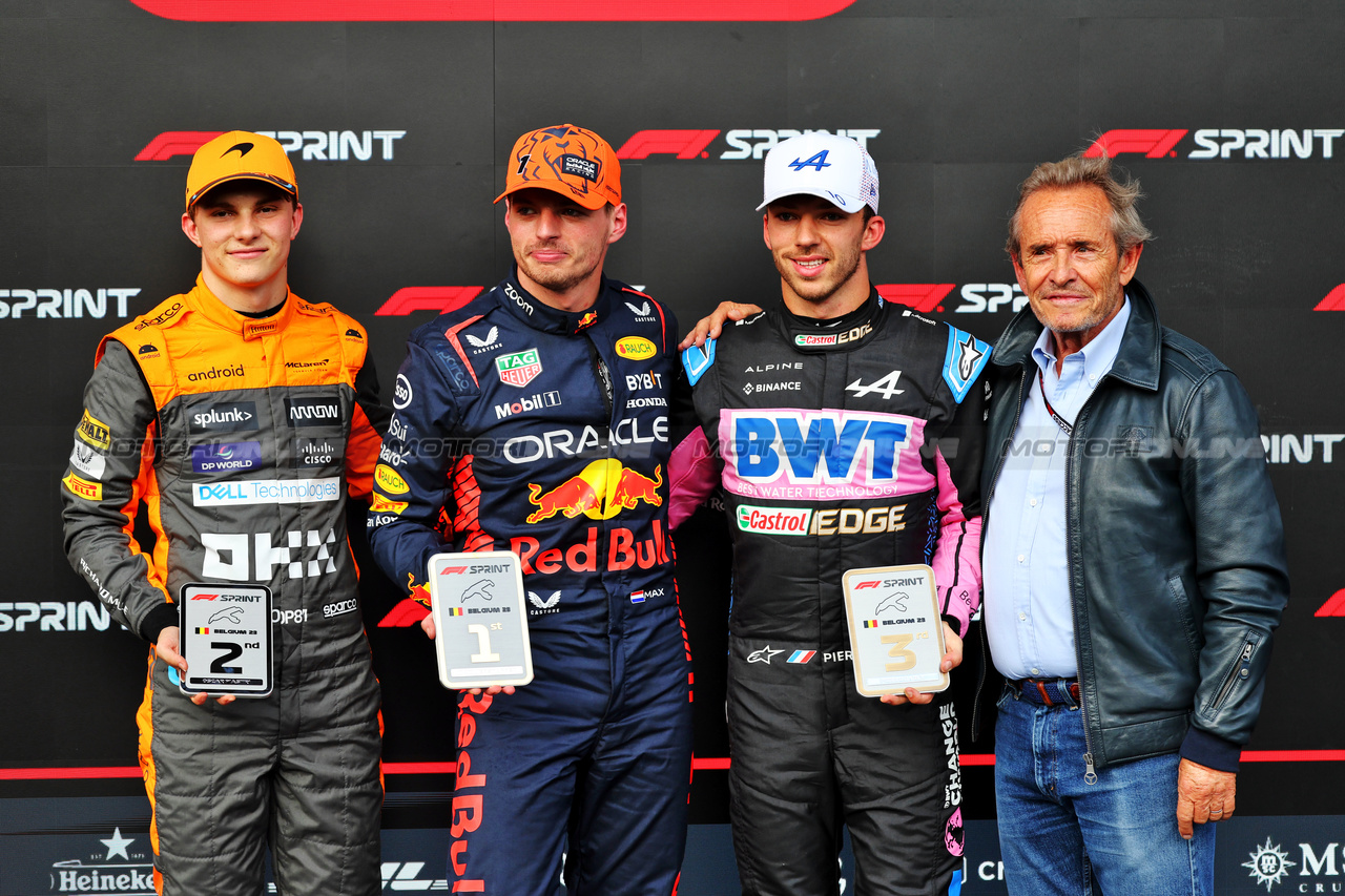 GP BELGIO, Top three in Sprint parc ferme (L to R): Oscar Piastri (AUS) McLaren, second; Max Verstappen (NLD) Red Bull Racing, winner; Pierre Gasly (FRA) Alpine F1 Team, third; Jacky Ickx (BEL).

29.07.2023. Formula 1 World Championship, Rd 13, Belgian Grand Prix, Spa Francorchamps, Belgium, Sprint Day.

- www.xpbimages.com, EMail: requests@xpbimages.com © Copyright: Batchelor / XPB Images