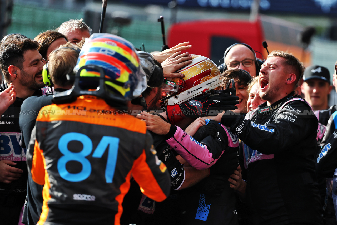 GP BELGIO, Pierre Gasly (FRA) Alpine F1 Team celebrates his third position in Sprint parc ferme with the team.

29.07.2023. Formula 1 World Championship, Rd 13, Belgian Grand Prix, Spa Francorchamps, Belgium, Sprint Day.

- www.xpbimages.com, EMail: requests@xpbimages.com © Copyright: Moy / XPB Images
