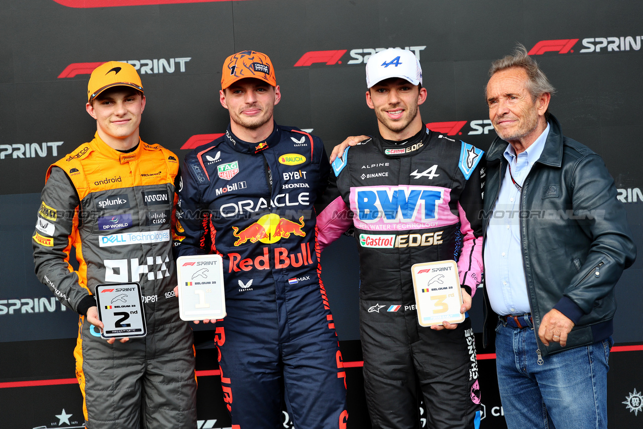 GP BELGIO, Top three in Sprint parc ferme (L to R): Oscar Piastri (AUS) McLaren, second; Max Verstappen (NLD) Red Bull Racing, winner; Pierre Gasly (FRA) Alpine F1 Team, third; Jacky Ickx (BEL).

29.07.2023. Formula 1 World Championship, Rd 13, Belgian Grand Prix, Spa Francorchamps, Belgium, Sprint Day.

- www.xpbimages.com, EMail: requests@xpbimages.com © Copyright: Moy / XPB Images