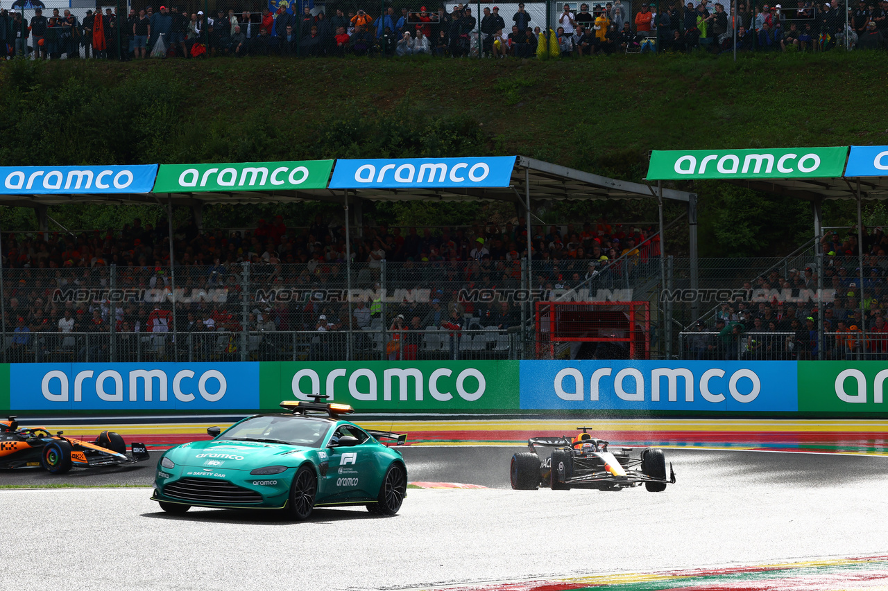 GP BELGIO, Max Verstappen (NLD) Red Bull Racing RB19 davanti a behind the Aston Martin FIA Safety Car.

29.07.2023. Formula 1 World Championship, Rd 13, Belgian Grand Prix, Spa Francorchamps, Belgium, Sprint Day.

- www.xpbimages.com, EMail: requests@xpbimages.com © Copyright: Batchelor / XPB Images