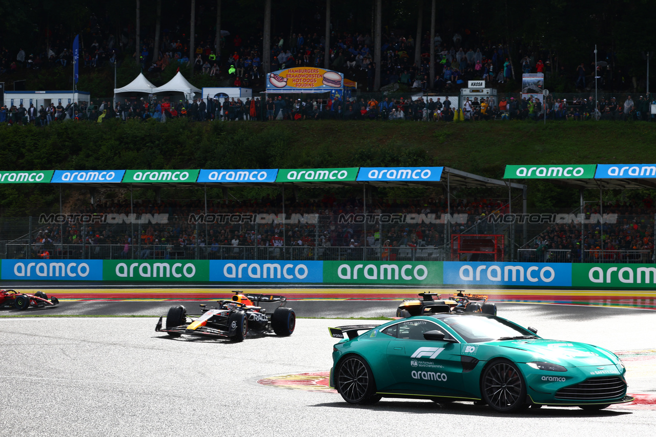 GP BELGIO, Max Verstappen (NLD) Red Bull Racing RB19 davanti a behind the Aston Martin FIA Safety Car.

29.07.2023. Formula 1 World Championship, Rd 13, Belgian Grand Prix, Spa Francorchamps, Belgium, Sprint Day.

- www.xpbimages.com, EMail: requests@xpbimages.com © Copyright: Batchelor / XPB Images