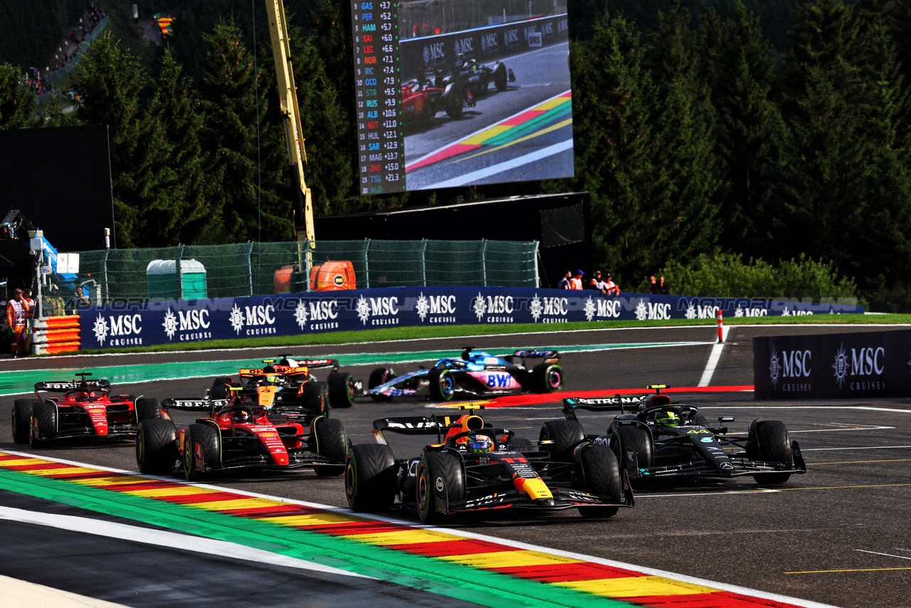 GP BELGIO, Sergio Perez (MEX) Red Bull Racing RB19 e Lewis Hamilton (GBR) Mercedes AMG F1 W14 battle for position.

29.07.2023. Formula 1 World Championship, Rd 13, Belgian Grand Prix, Spa Francorchamps, Belgium, Sprint Day.

- www.xpbimages.com, EMail: requests@xpbimages.com © Copyright: Batchelor / XPB Images