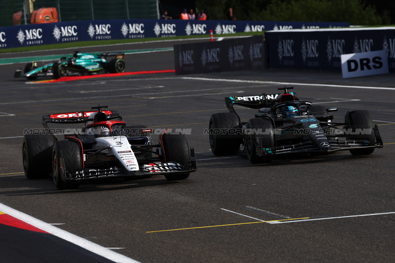 GP BELGIO, Daniel Ricciardo (AUS) AlphaTauri AT04 e George Russell (GBR) Mercedes AMG F1 W14 battle for position.

29.07.2023. Formula 1 World Championship, Rd 13, Belgian Grand Prix, Spa Francorchamps, Belgium, Sprint Day.

- www.xpbimages.com, EMail: requests@xpbimages.com © Copyright: Batchelor / XPB Images