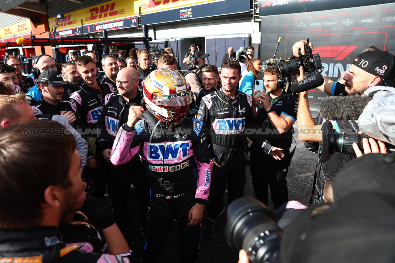 GP BELGIO, Pierre Gasly (FRA) Alpine F1 Team celebrates his third position in Sprint parc ferme with the team.

29.07.2023. Formula 1 World Championship, Rd 13, Belgian Grand Prix, Spa Francorchamps, Belgium, Sprint Day.

- www.xpbimages.com, EMail: requests@xpbimages.com © Copyright: Batchelor / XPB Images