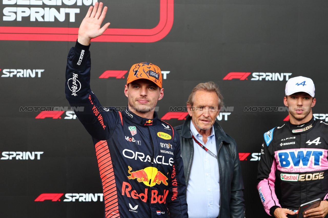 GP BELGIO, (L to R): Sprint winner Max Verstappen (NLD) Red Bull Racing celebrates in parc ferme with Jacky Ickx (BEL).

29.07.2023. Formula 1 World Championship, Rd 13, Belgian Grand Prix, Spa Francorchamps, Belgium, Sprint Day.

- www.xpbimages.com, EMail: requests@xpbimages.com © Copyright: Batchelor / XPB Images