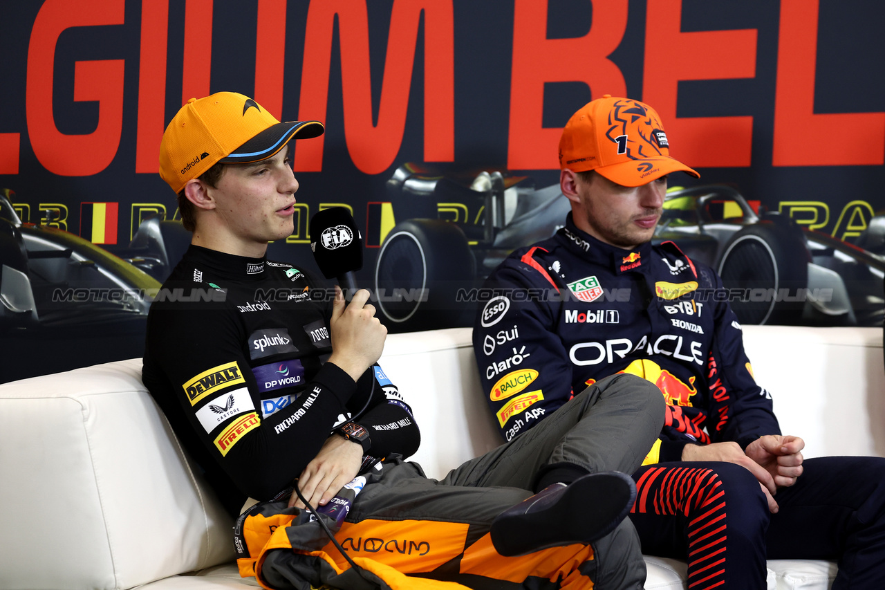 GP BELGIO, (L to R): Oscar Piastri (AUS) McLaren e Max Verstappen (NLD) Red Bull Racing in the post Sprint FIA Press Conference.

29.07.2023. Formula 1 World Championship, Rd 13, Belgian Grand Prix, Spa Francorchamps, Belgium, Sprint Day.

- www.xpbimages.com, EMail: requests@xpbimages.com © Copyright: Moy / XPB Images