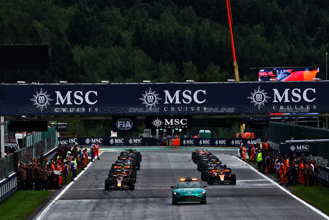 GP BELGIO, Max Verstappen (NLD) Red Bull Racing RB19 davanti a on the formation lap behind the Aston Martin FIA Safety Car.

29.07.2023. Formula 1 World Championship, Rd 13, Belgian Grand Prix, Spa Francorchamps, Belgium, Sprint Day.

 - www.xpbimages.com, EMail: requests@xpbimages.com © Copyright: Coates / XPB Images