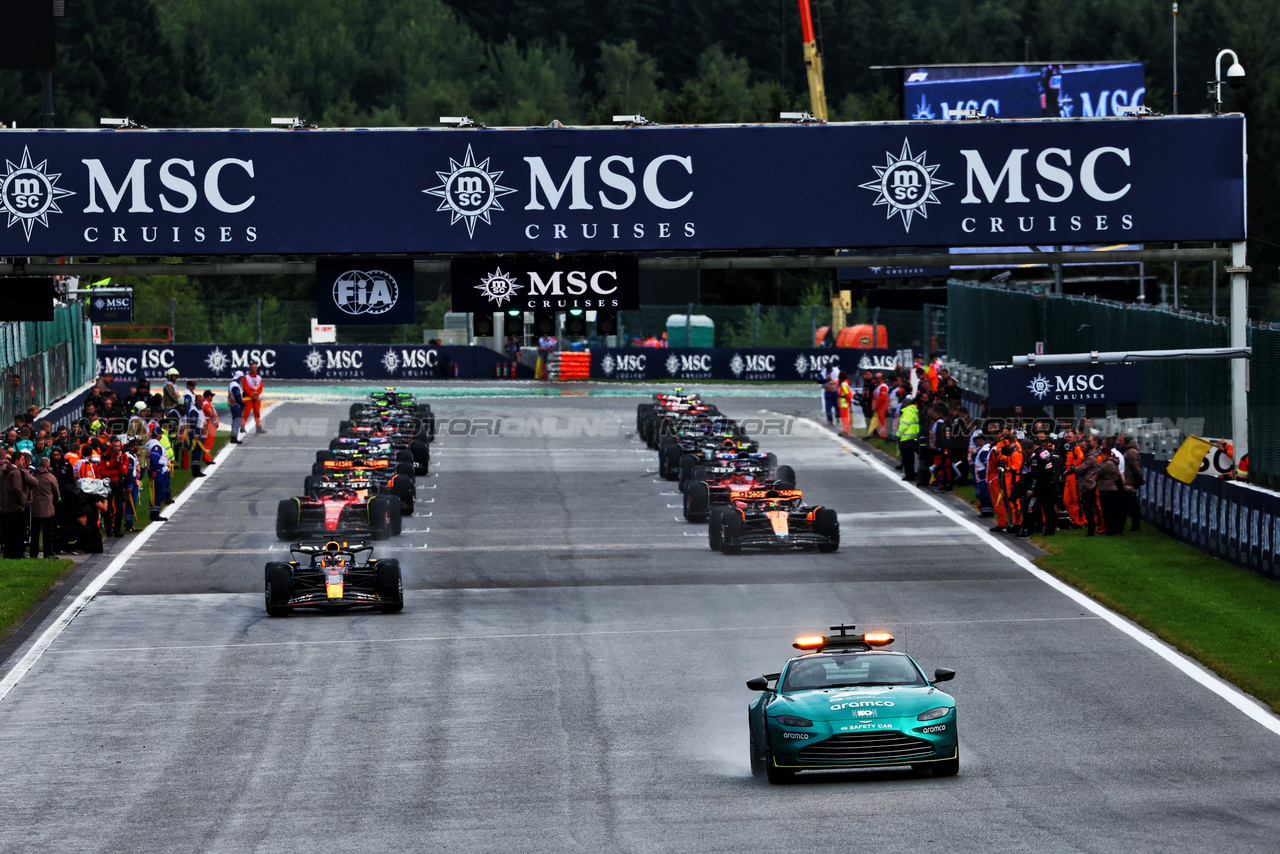 GP BELGIO, Max Verstappen (NLD) Red Bull Racing RB19 davanti a on the formation lap behind the Aston Martin FIA Safety Car.

29.07.2023. Formula 1 World Championship, Rd 13, Belgian Grand Prix, Spa Francorchamps, Belgium, Sprint Day.

 - www.xpbimages.com, EMail: requests@xpbimages.com © Copyright: Coates / XPB Images