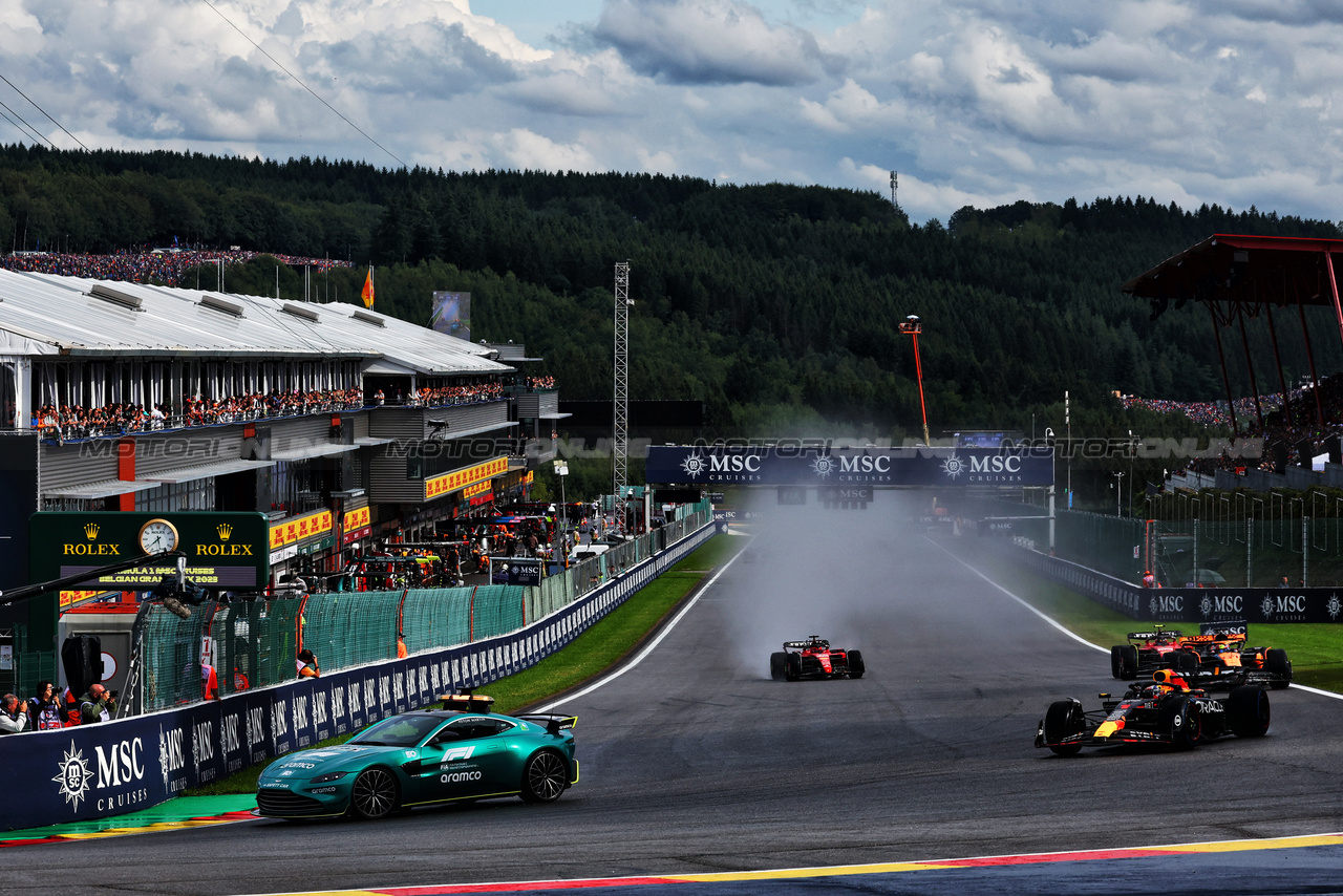 GP BELGIO, Max Verstappen (NLD) Red Bull Racing RB19 davanti a behind the Aston Martin FIA Safety Car.

29.07.2023. Formula 1 World Championship, Rd 13, Belgian Grand Prix, Spa Francorchamps, Belgium, Sprint Day.

 - www.xpbimages.com, EMail: requests@xpbimages.com © Copyright: Coates / XPB Images