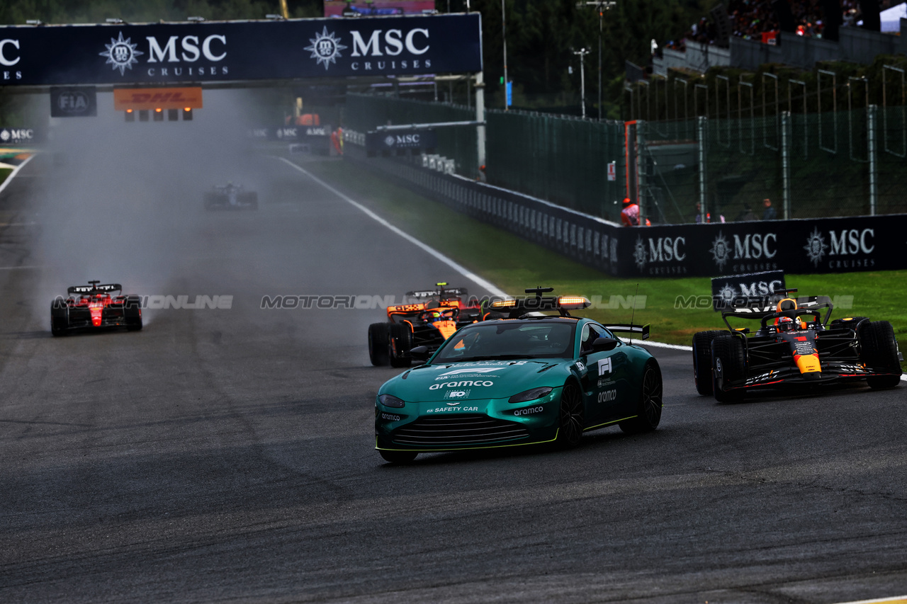 GP BELGIO, Max Verstappen (NLD) Red Bull Racing RB19 davanti a behind the Aston Martin FIA Safety Car.

29.07.2023. Formula 1 World Championship, Rd 13, Belgian Grand Prix, Spa Francorchamps, Belgium, Sprint Day.

 - www.xpbimages.com, EMail: requests@xpbimages.com © Copyright: Coates / XPB Images
