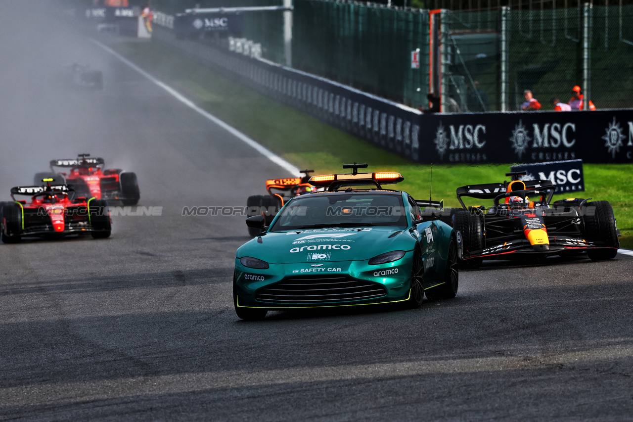 GP BELGIO, Max Verstappen (NLD) Red Bull Racing RB19 davanti a behind the Aston Martin FIA Safety Car.

29.07.2023. Formula 1 World Championship, Rd 13, Belgian Grand Prix, Spa Francorchamps, Belgium, Sprint Day.

 - www.xpbimages.com, EMail: requests@xpbimages.com © Copyright: Coates / XPB Images