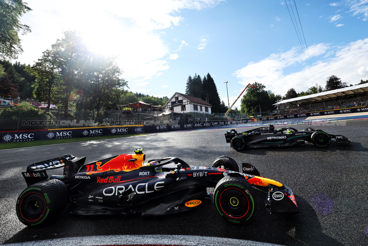 GP BELGIO, Sergio Perez (MEX) Red Bull Racing RB19 e Lewis Hamilton (GBR) Mercedes AMG F1 W14 battle for position.

29.07.2023. Formula 1 World Championship, Rd 13, Belgian Grand Prix, Spa Francorchamps, Belgium, Sprint Day.

- www.xpbimages.com, EMail: requests@xpbimages.com © Copyright: Bearne / XPB Images