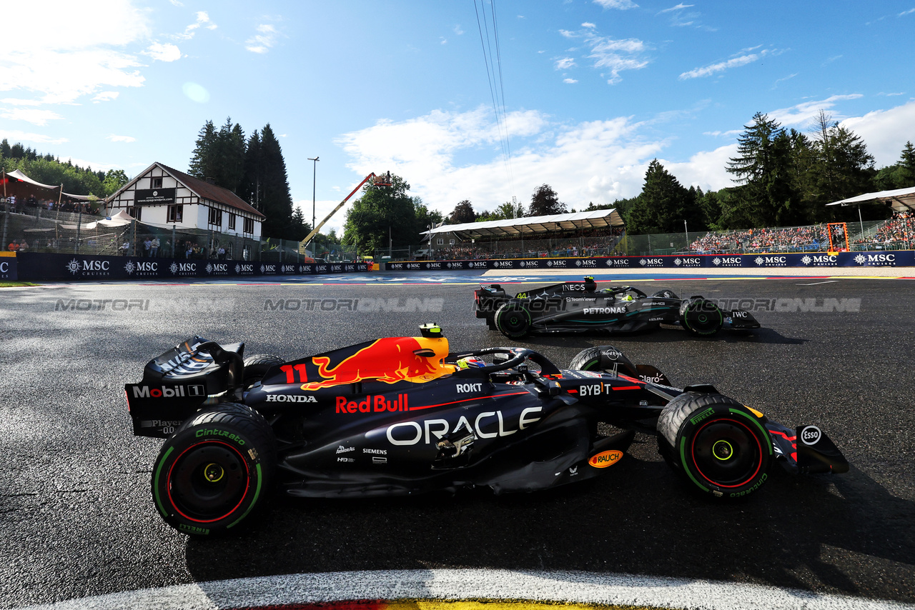 GP BELGIO, Sergio Perez (MEX) Red Bull Racing RB19 e Lewis Hamilton (GBR) Mercedes AMG F1 W14 battle for position.

29.07.2023. Formula 1 World Championship, Rd 13, Belgian Grand Prix, Spa Francorchamps, Belgium, Sprint Day.

- www.xpbimages.com, EMail: requests@xpbimages.com © Copyright: Bearne / XPB Images