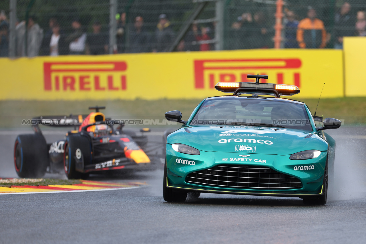 GP BELGIO, Max Verstappen (NLD) Red Bull Racing RB19 davanti a behind the Aston Martin FIA Safety Car.

29.07.2023. Formula 1 World Championship, Rd 13, Belgian Grand Prix, Spa Francorchamps, Belgium, Sprint Day.

 - www.xpbimages.com, EMail: requests@xpbimages.com © Copyright: Rew / XPB Images