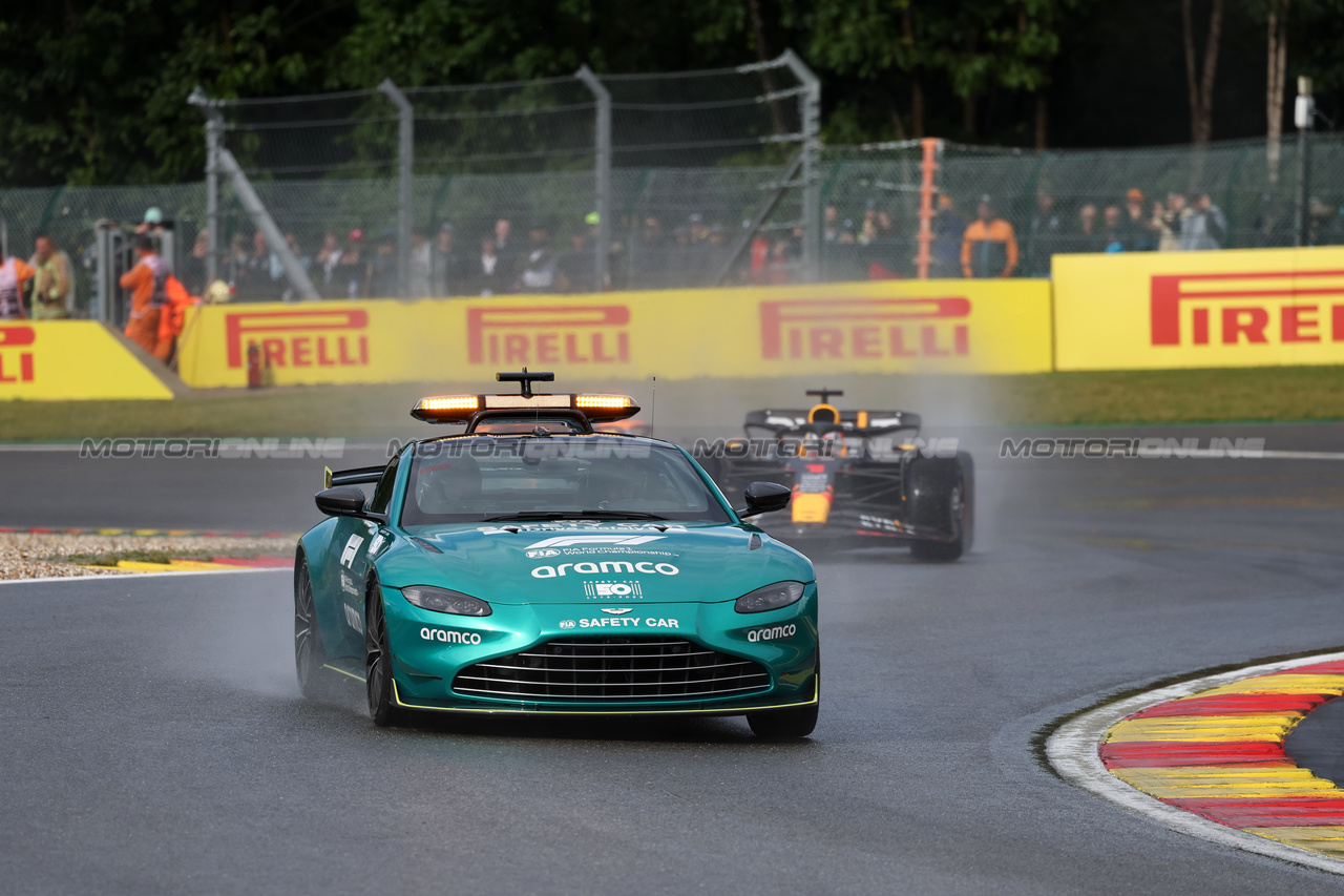 GP BELGIO, Max Verstappen (NLD) Red Bull Racing RB19 davanti a behind the Aston Martin FIA Safety Car.

29.07.2023. Formula 1 World Championship, Rd 13, Belgian Grand Prix, Spa Francorchamps, Belgium, Sprint Day.

 - www.xpbimages.com, EMail: requests@xpbimages.com © Copyright: Rew / XPB Images