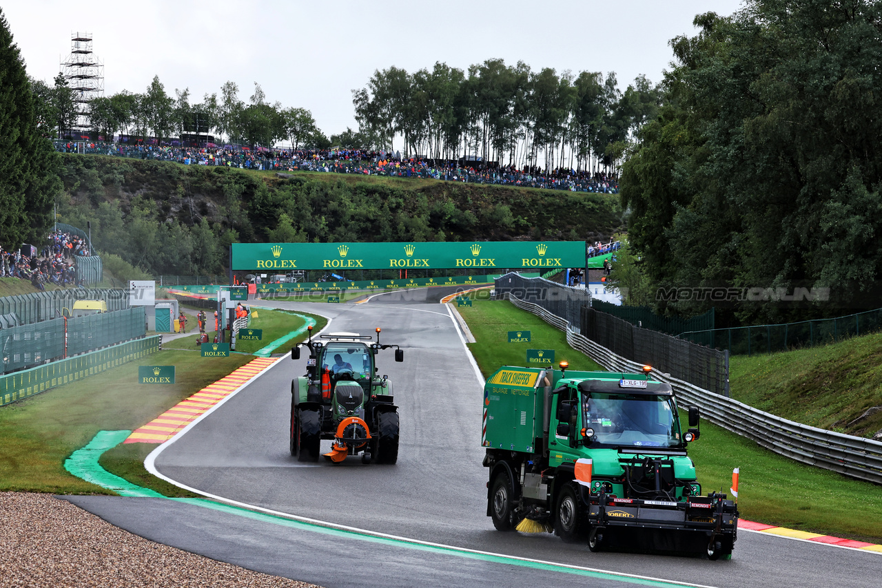 GP BELGIO, Track seeepers dry the circuit.

28.07.2023. Formula 1 World Championship, Rd 13, Belgian Grand Prix, Spa Francorchamps, Belgium, Qualifiche Day.

- www.xpbimages.com, EMail: requests@xpbimages.com © Copyright: Moy / XPB Images