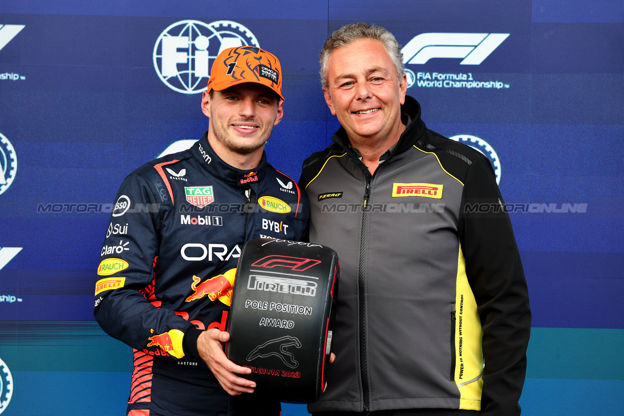 GP BELGIO, (L to R): Max Verstappen (NLD) Red Bull Racing receives the Pirelli Pole Position Award from Mario Isola (ITA) Pirelli Racing Manager.

28.07.2023. Formula 1 World Championship, Rd 13, Belgian Grand Prix, Spa Francorchamps, Belgium, Qualifiche Day.

- www.xpbimages.com, EMail: requests@xpbimages.com © Copyright: Batchelor / XPB Images